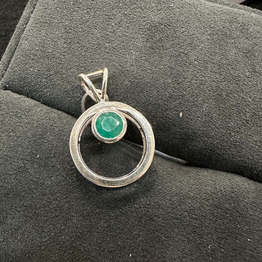 Designer chioce Natural Emerald in 925 Stering Silver Pendent